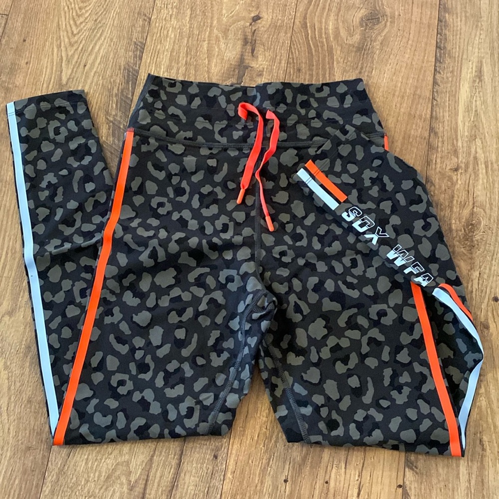 EUC Sarah’s Day by White Fox Active - Camo leggings